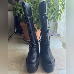 Fan All Flames Dolls Kill Stomp O Ring Boots, size 9 Like New